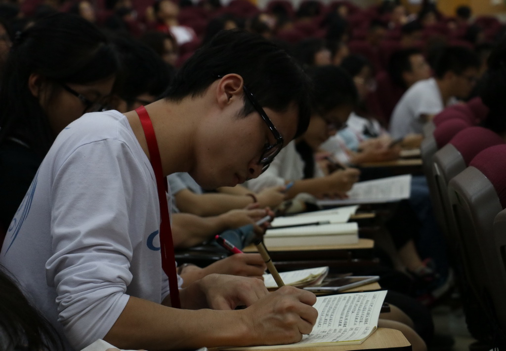 培训班学员认真听讲做课程笔记