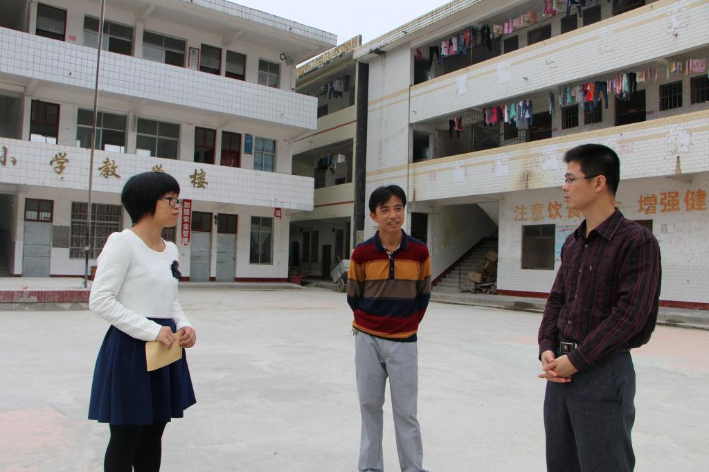 与兰阳小学校长韦举成、驻点志愿者陆丽璇交流