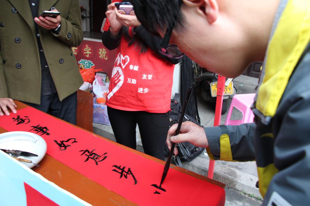 第二届大学生志愿服务牌坊街活动深受市民喜爱