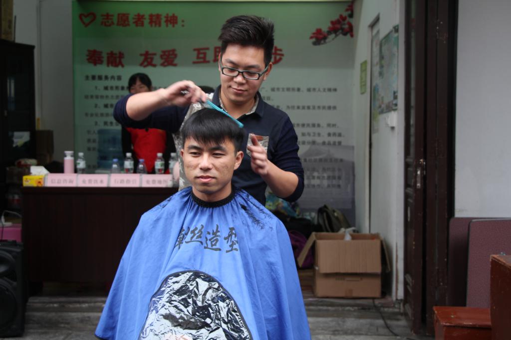 第二届大学生志愿服务牌坊街活动深受市民喜爱
