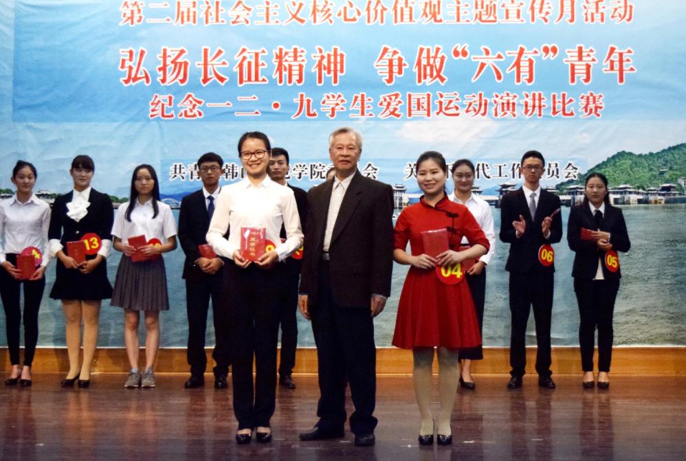 关工委常务副主任黎羡君老师为一等奖获奖选手颁奖