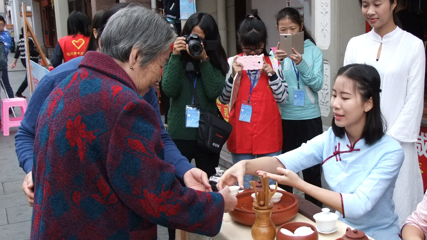 第二届大学生志愿服务牌坊街活动深受市民喜爱