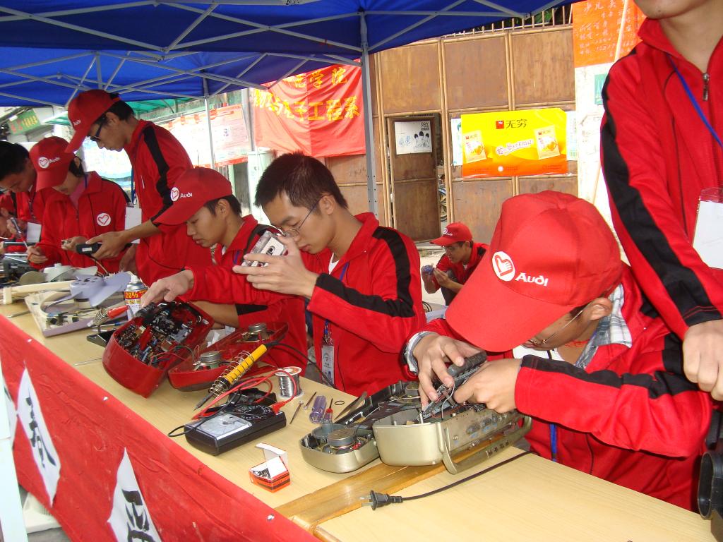 物理与电子工程学院青年志愿者服务队进社区义务维修家电