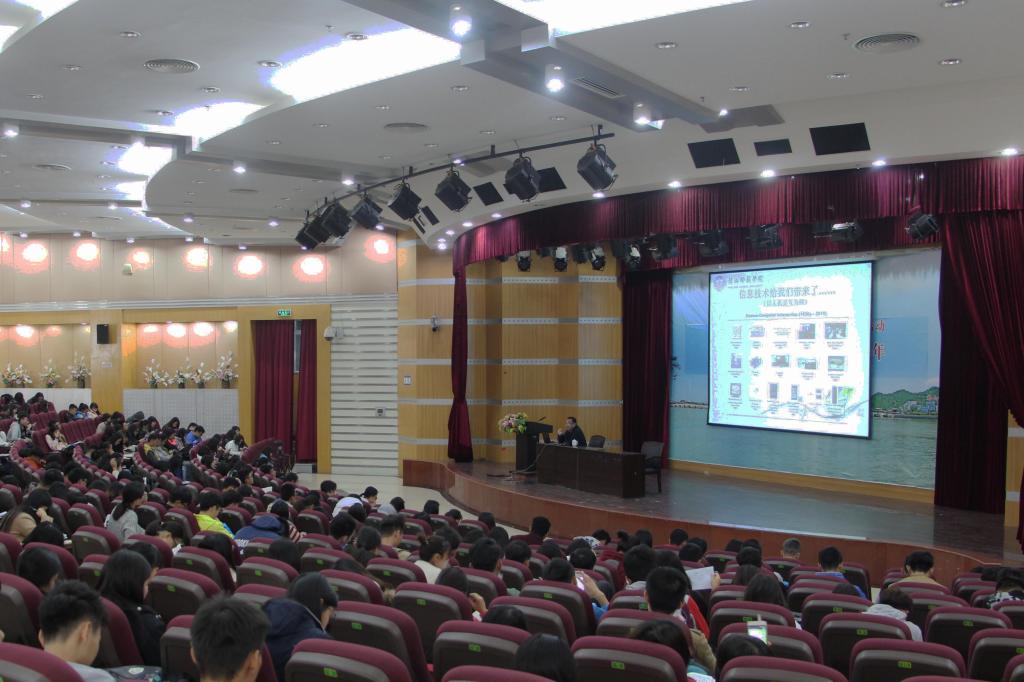 349名新闻与网络新媒体学生骨干学员参加培训
