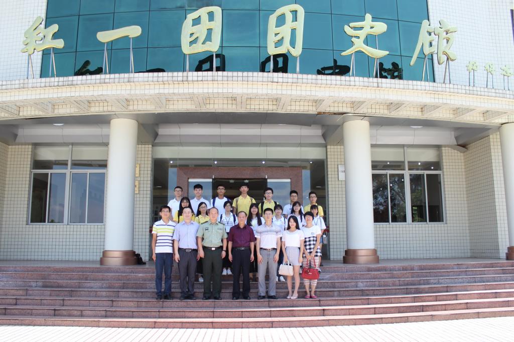 在“红一团”团史馆前合影