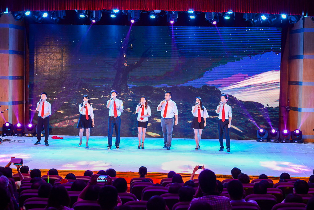 学校举行2015届毕业生欢送晚会暨大学生艺术团汇报演出