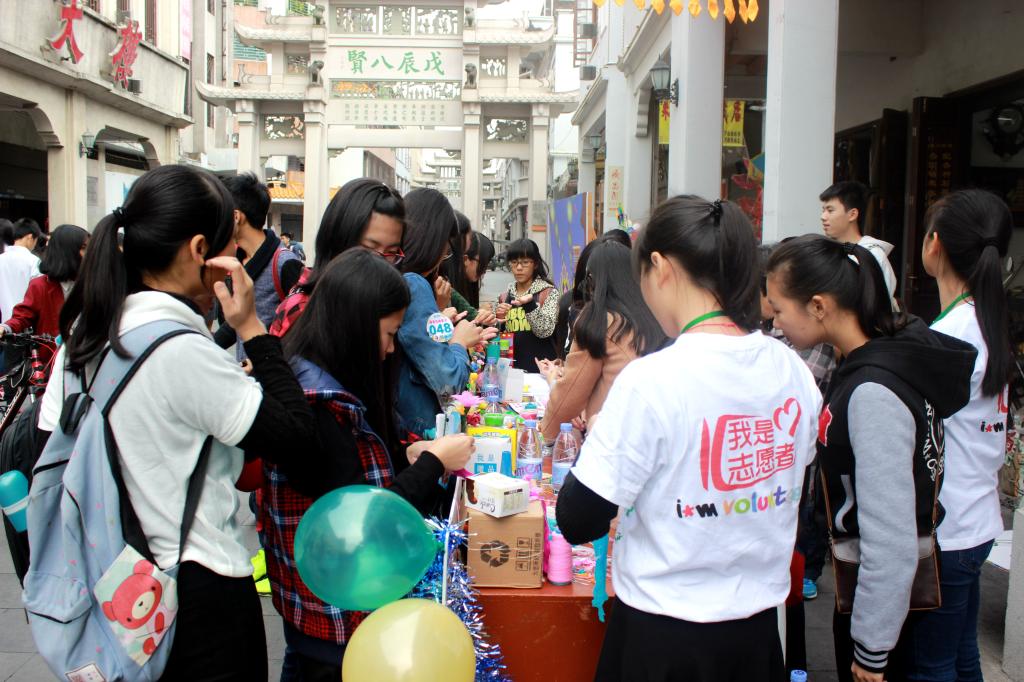第二届大学生志愿服务牌坊街活动深受市民喜爱