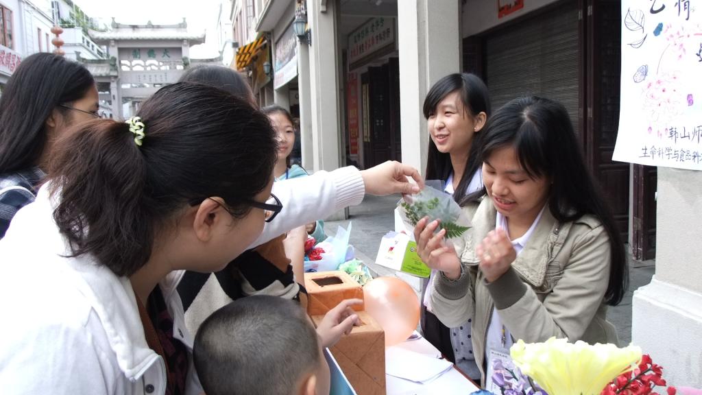 第二届大学生志愿服务牌坊街活动深受市民喜爱