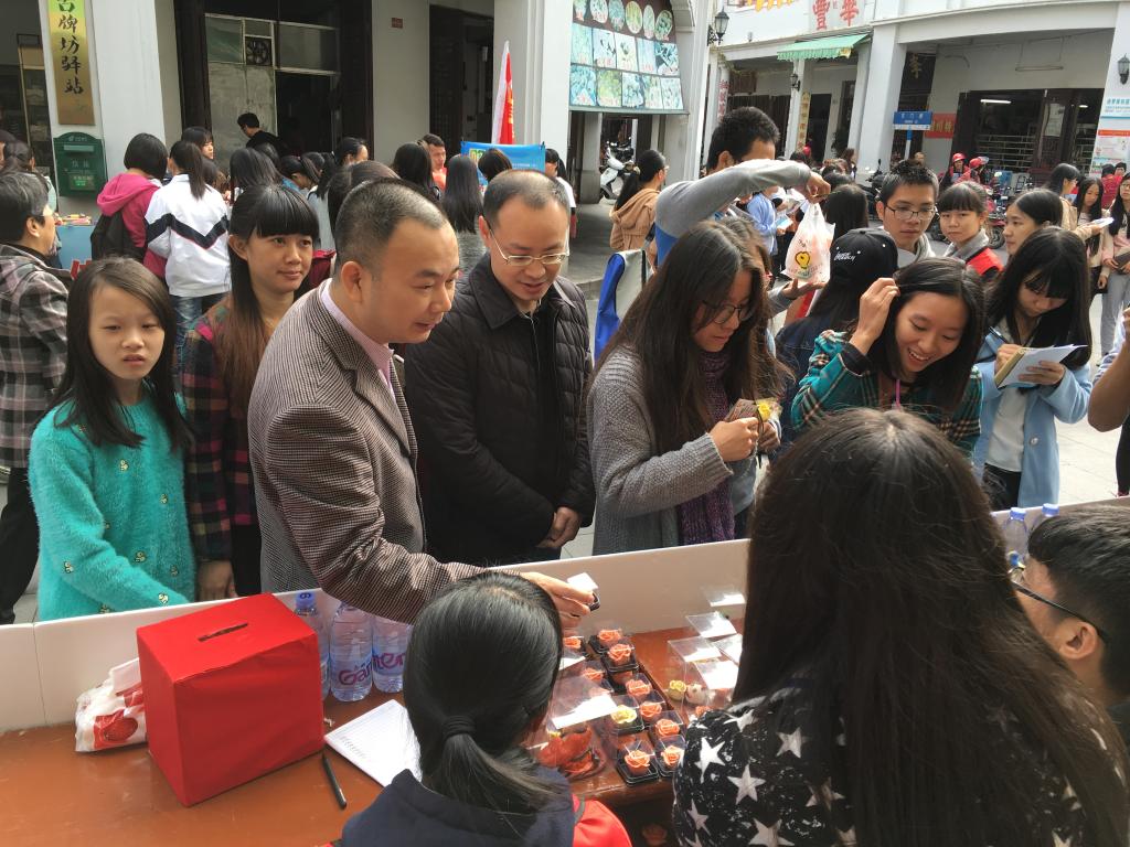 第二届大学生志愿服务牌坊街活动深受市民喜爱