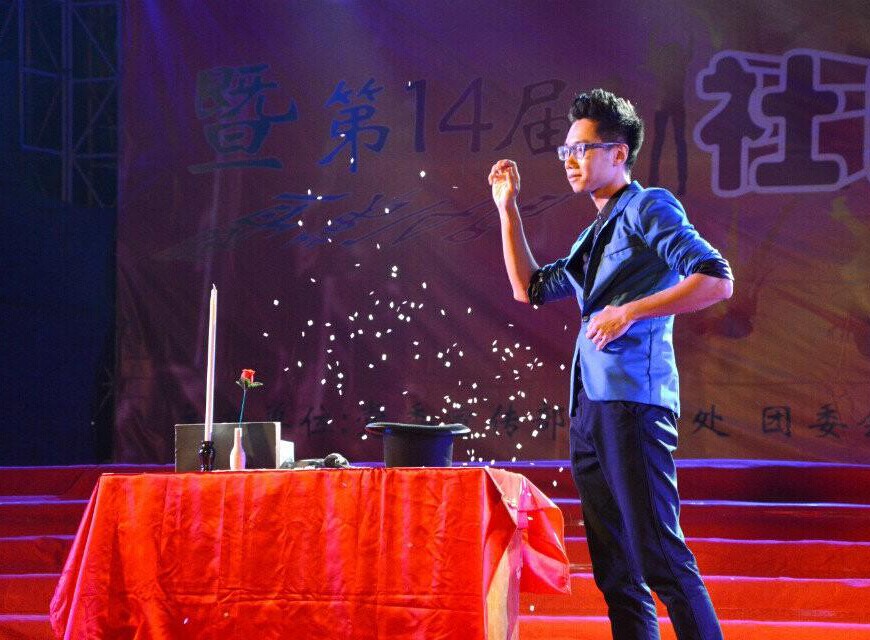 学校举办“庆华诞迎新生暨第十四届社团之夜文艺晚会”