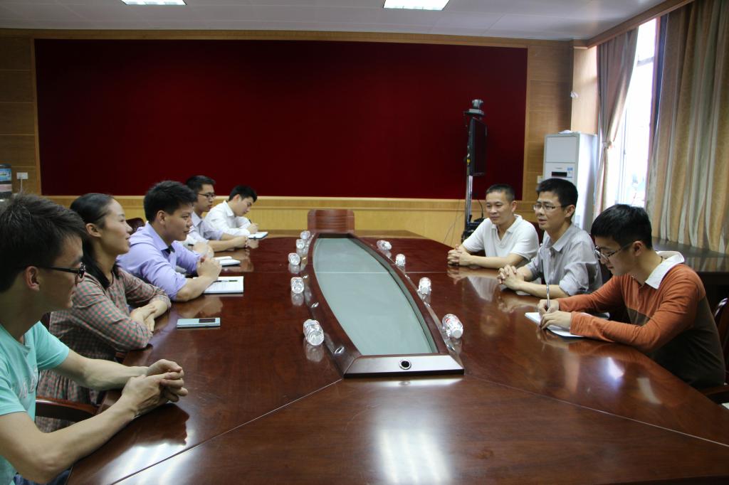 座谈会上与东兰县团委交流,慰问我校西部计划志愿者