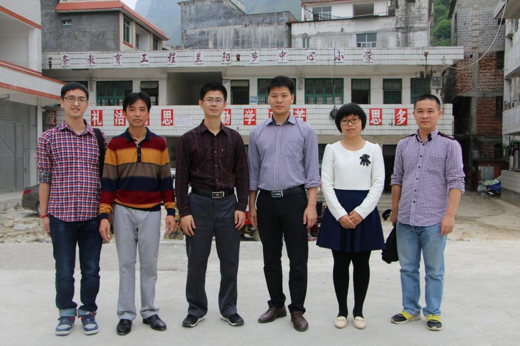 与兰阳小学领导及志愿者合影(右二为陆丽璇)