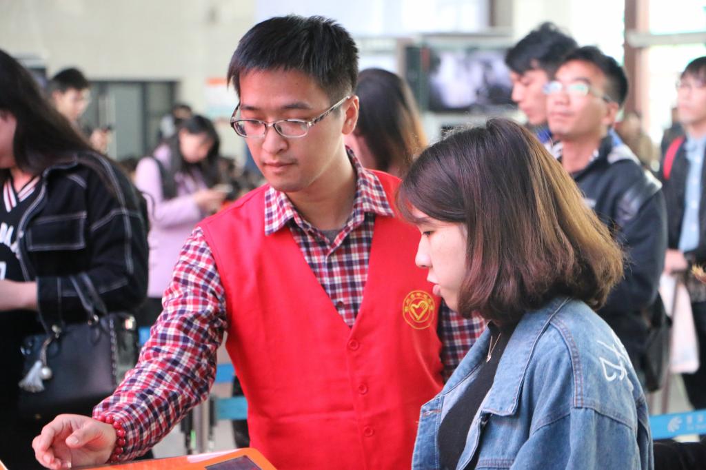 郑钻科服务2017年厦深高铁潮汕站春运