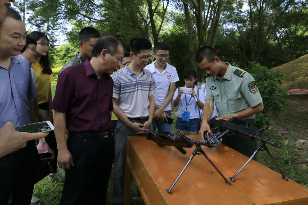 参观部分武装装备