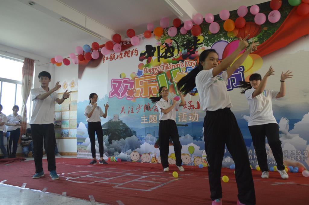 我校青年志愿者走进庄陇小学开展儿童节主题队日活动