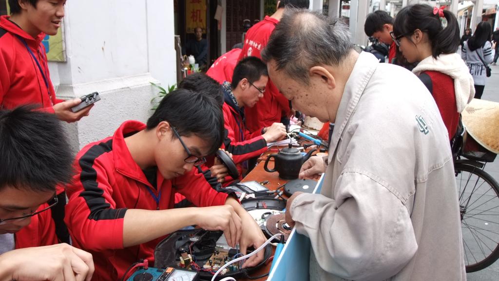 第二届大学生志愿服务牌坊街活动深受市民喜爱