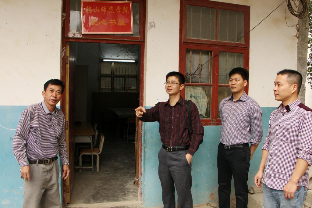 到江洞小学参观我校捐助的爱心图书室